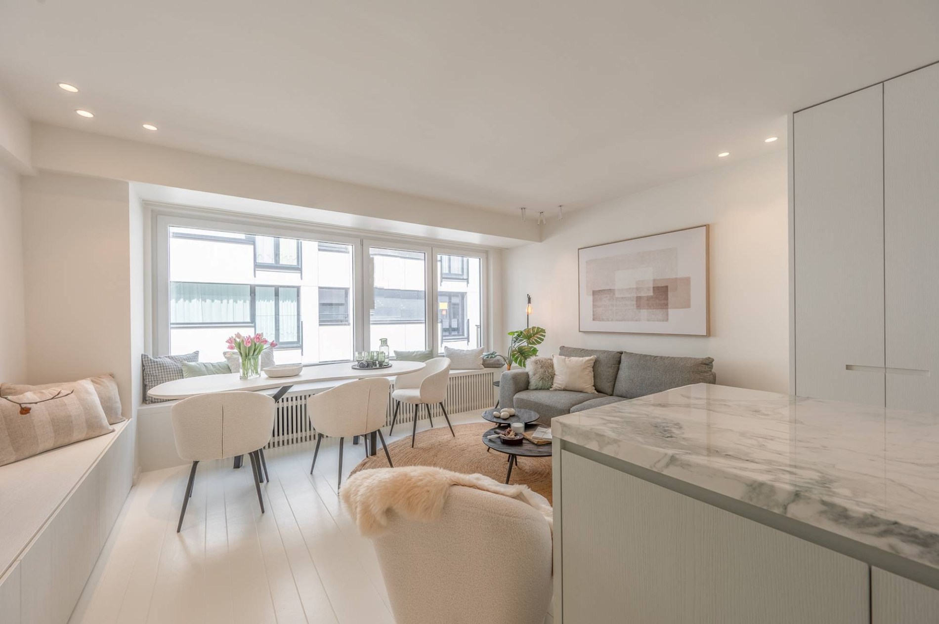 Très bel appartement rénové avec 3 chambres à Knokke-Zoute avec vue partielle sur la mer. 