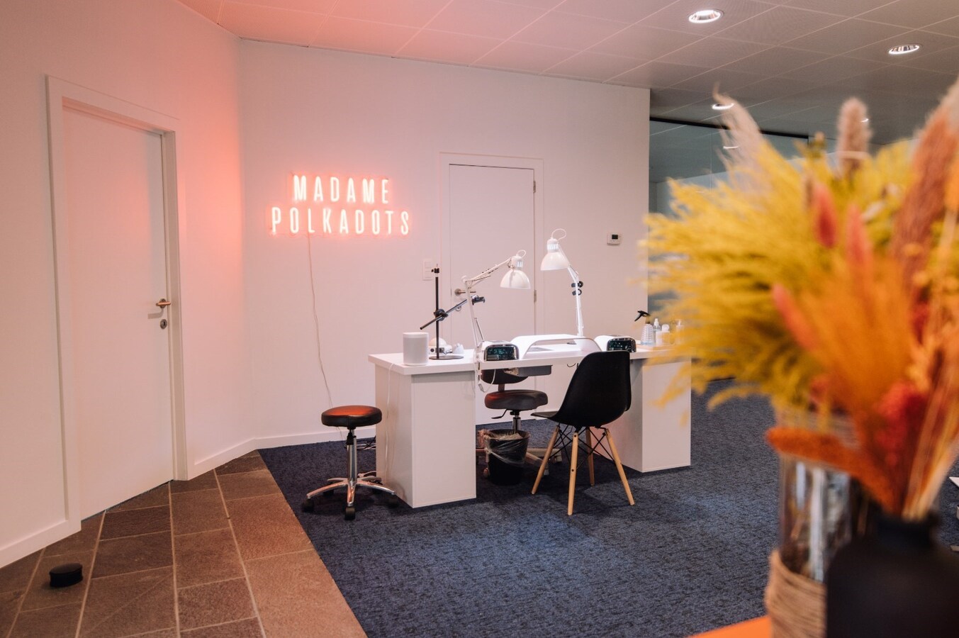 Ruim commercieel pand met parking. Uitstekende ligging nabij station en ziekenhuis. 