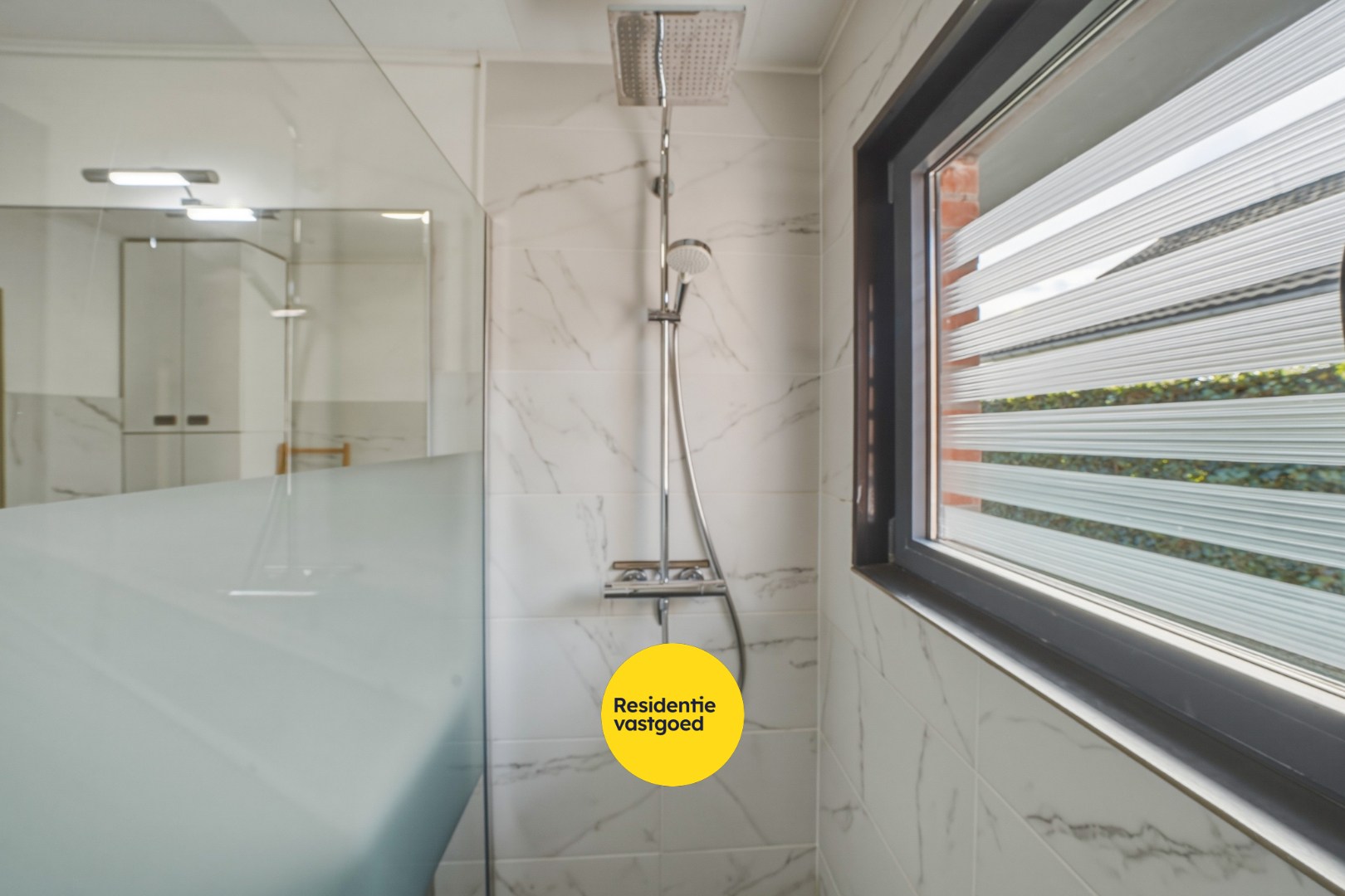 Instapklare ruime bungalow met zongerichte tuin in hartje Oudenburg! 