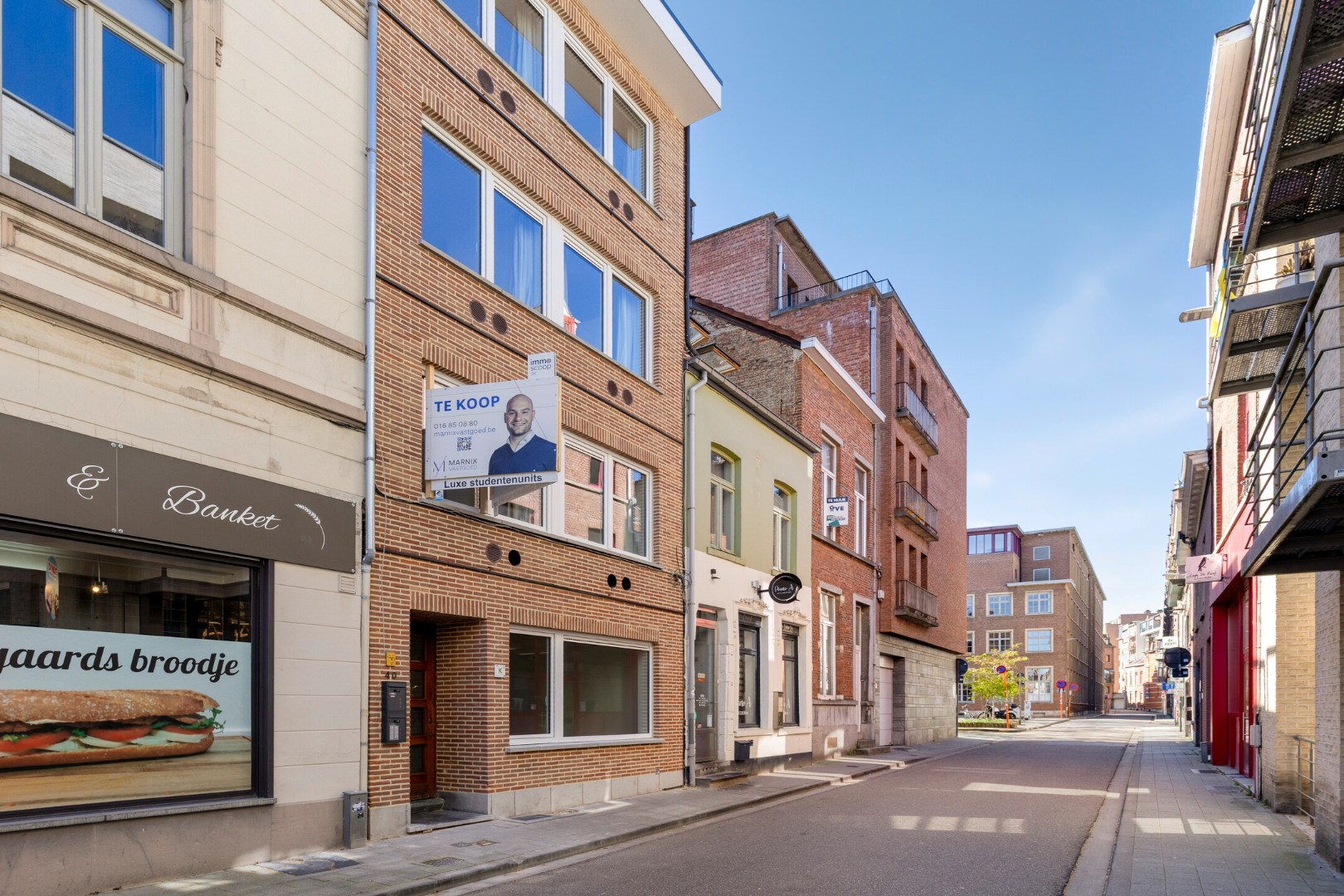 Volledig gerenoveerd en bemeubelde appartement met slaapkamer en bureau en terras in centrum Leuven! 