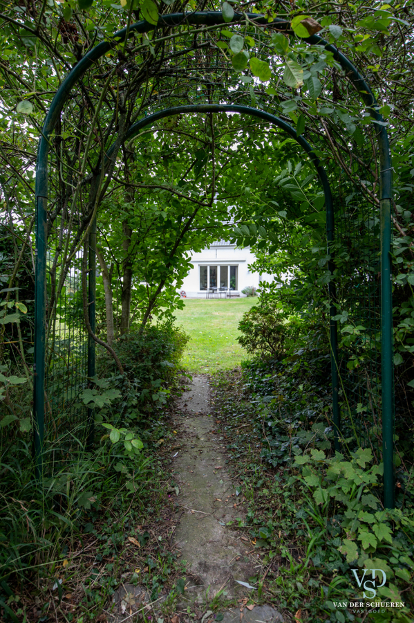 Authentiek landhuis met 5 ruime slaapkamers én gelijkvloers bureau. 