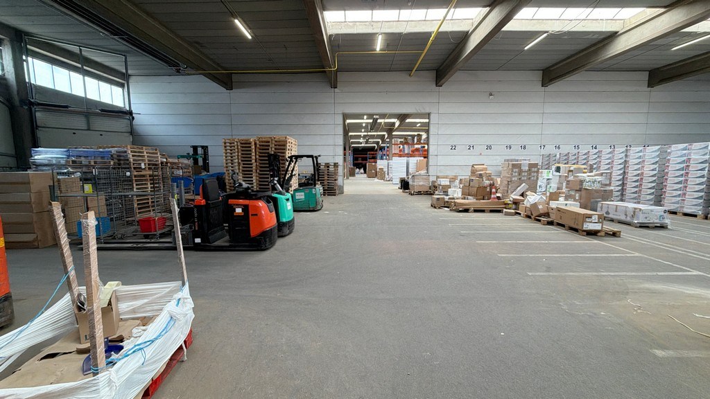 Magazijn met loskades en kantoor te huur vlakbij haven van Antwerpen