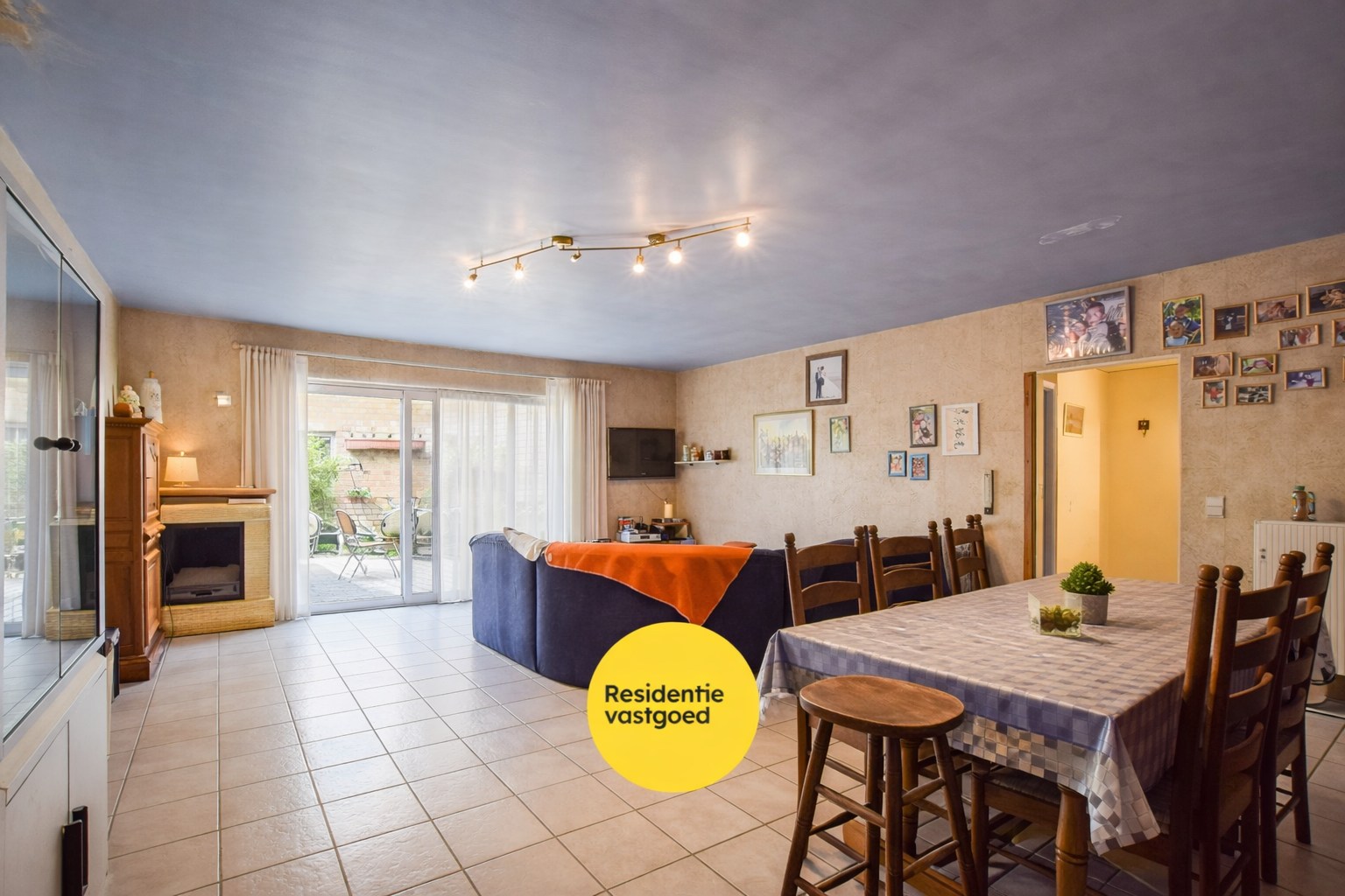 Ruim gelijkvloers appartement met ingerichte horecazaak en woonappartement, ideaal gelegen in het bruisende Nieuwpoort-Bad. 