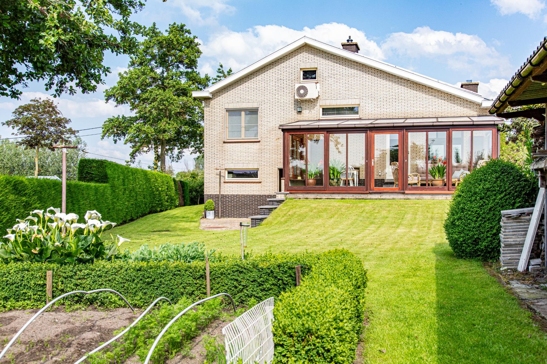 Gerenoveerde woning met 4 slpks én zonnepanelen (met stroomcertificaten!) rustig gelegen te Maldegem 