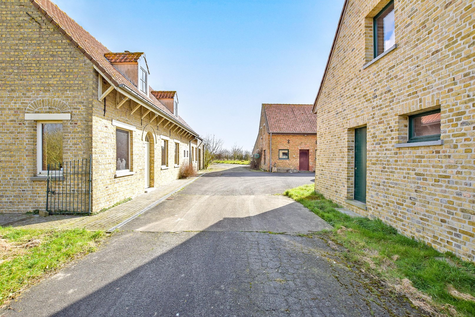 Uniek gelegen landhuis op 4334 m² gelegen te Diksmuide. 