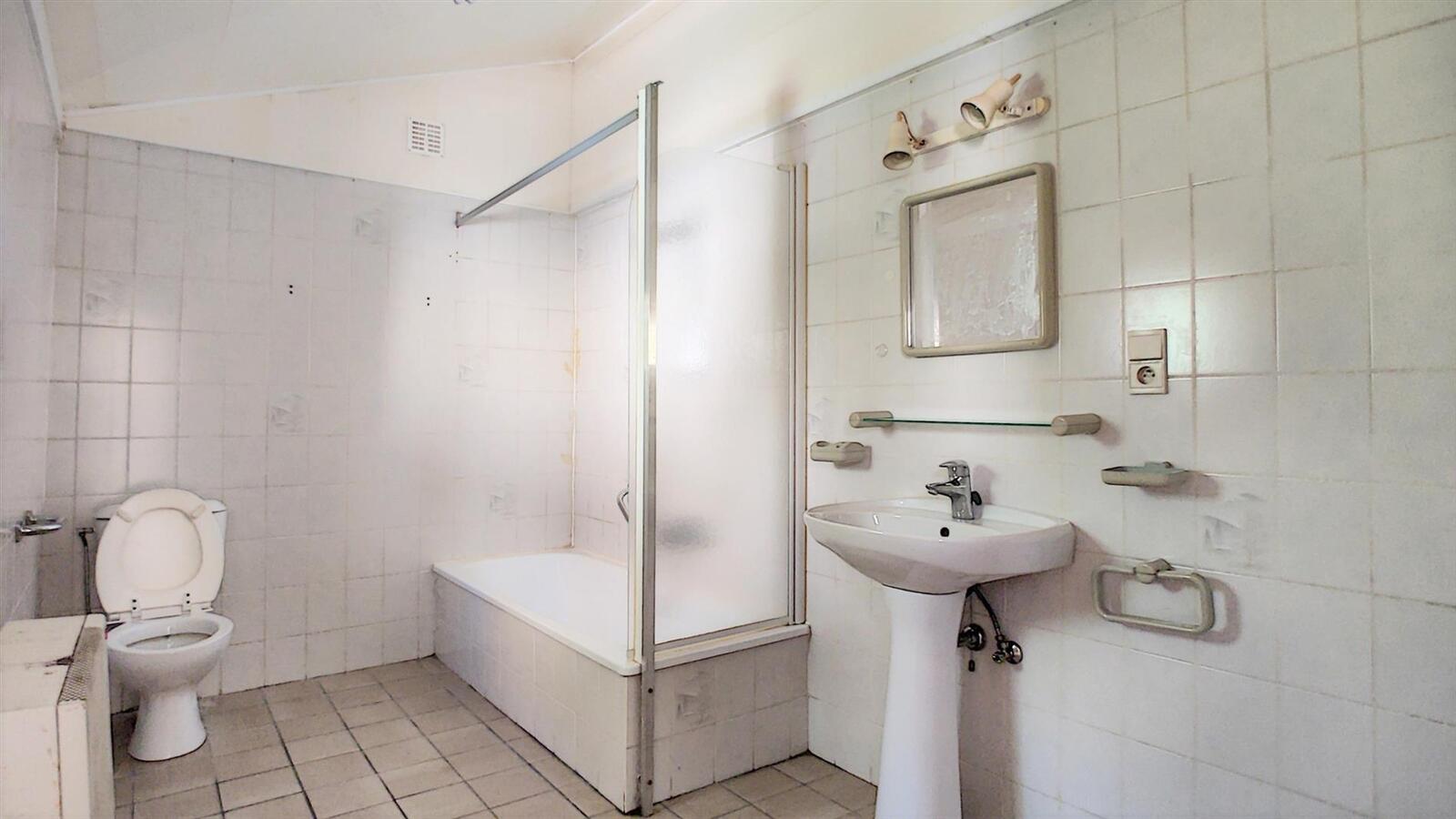 Volledig te renoveren woning met aangename tuin - Heist 