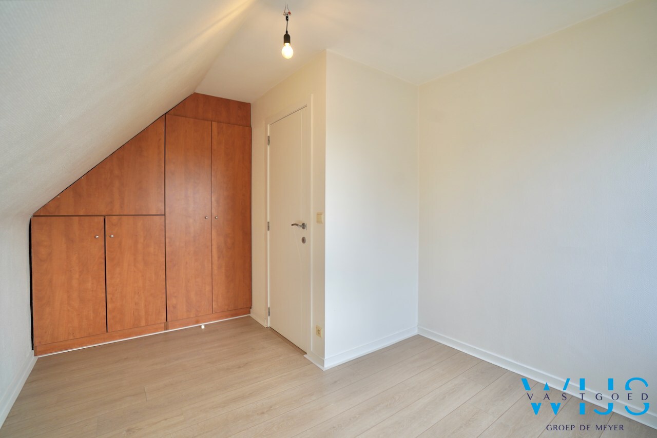 Instapklaar woonhuis in woonwijk te Eeklo! 