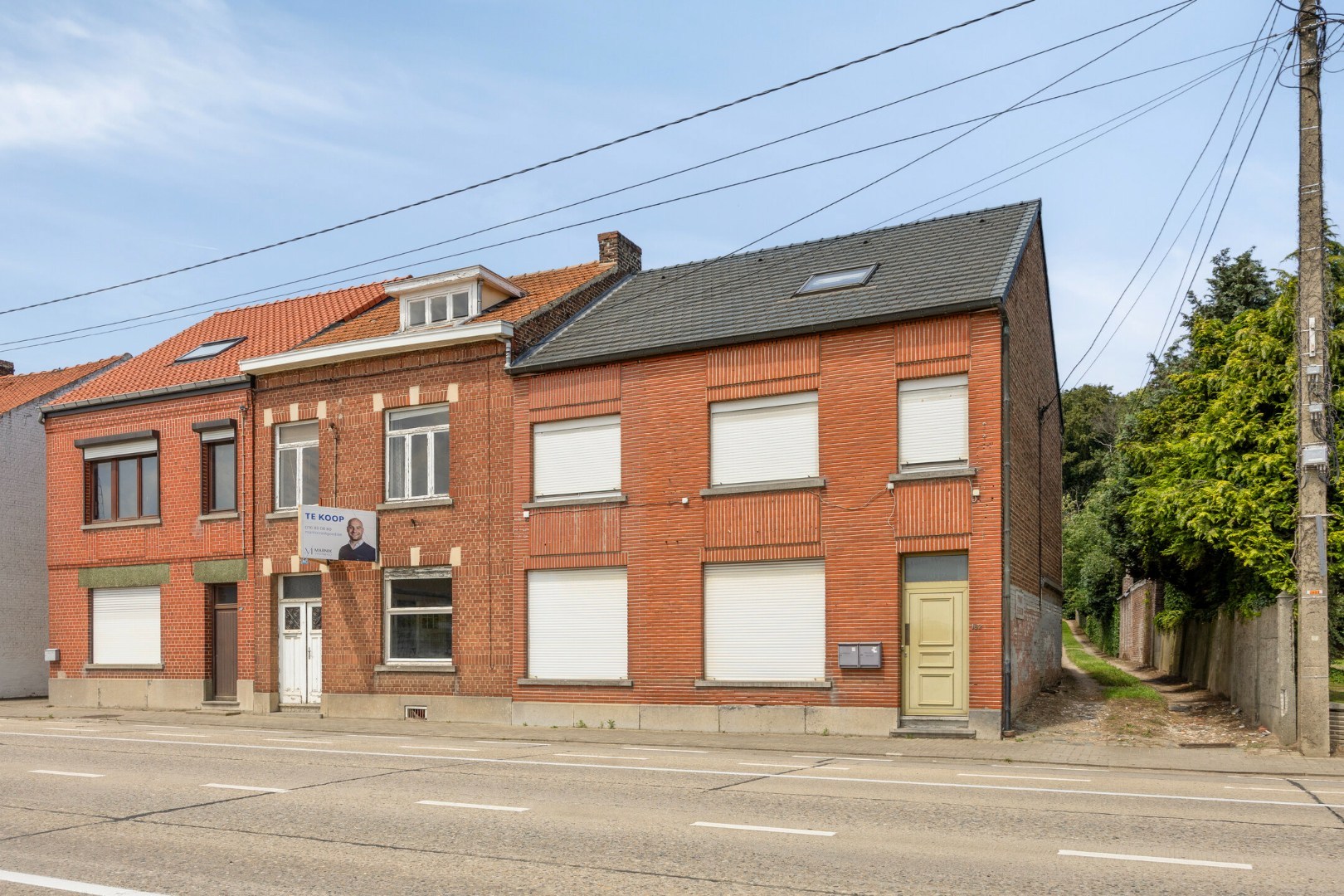 Ruime te renoveren woning met 3 slaapkamers in Lubbeek met doorgang langs het perceel van de buren. EPC: 736 KWH/m² 