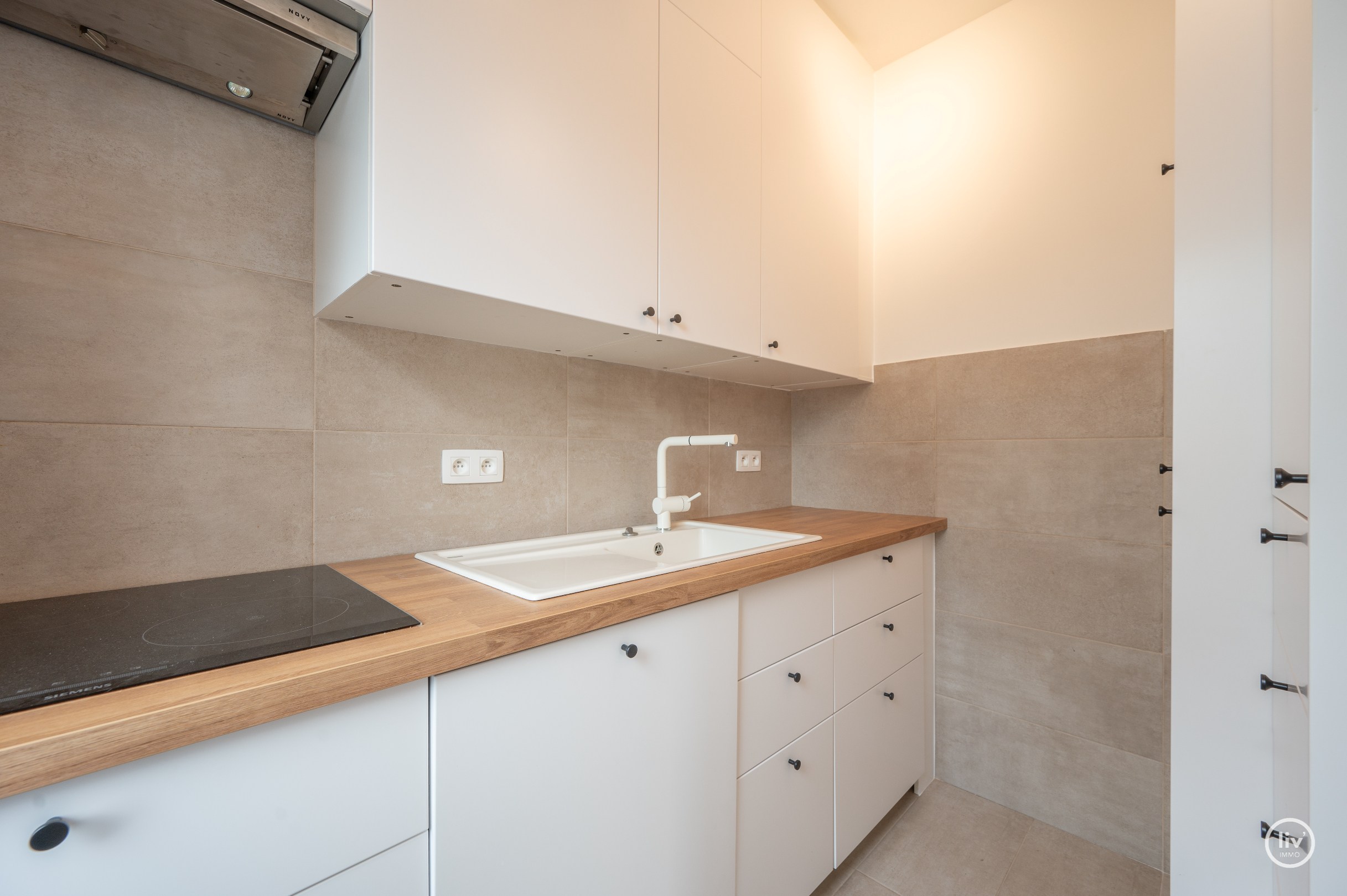 L'appartement d'angle est idéalement situé sur la Zoutelaan à Knokke, à proximité des magasins, de la plage et de toutes les commodités. 