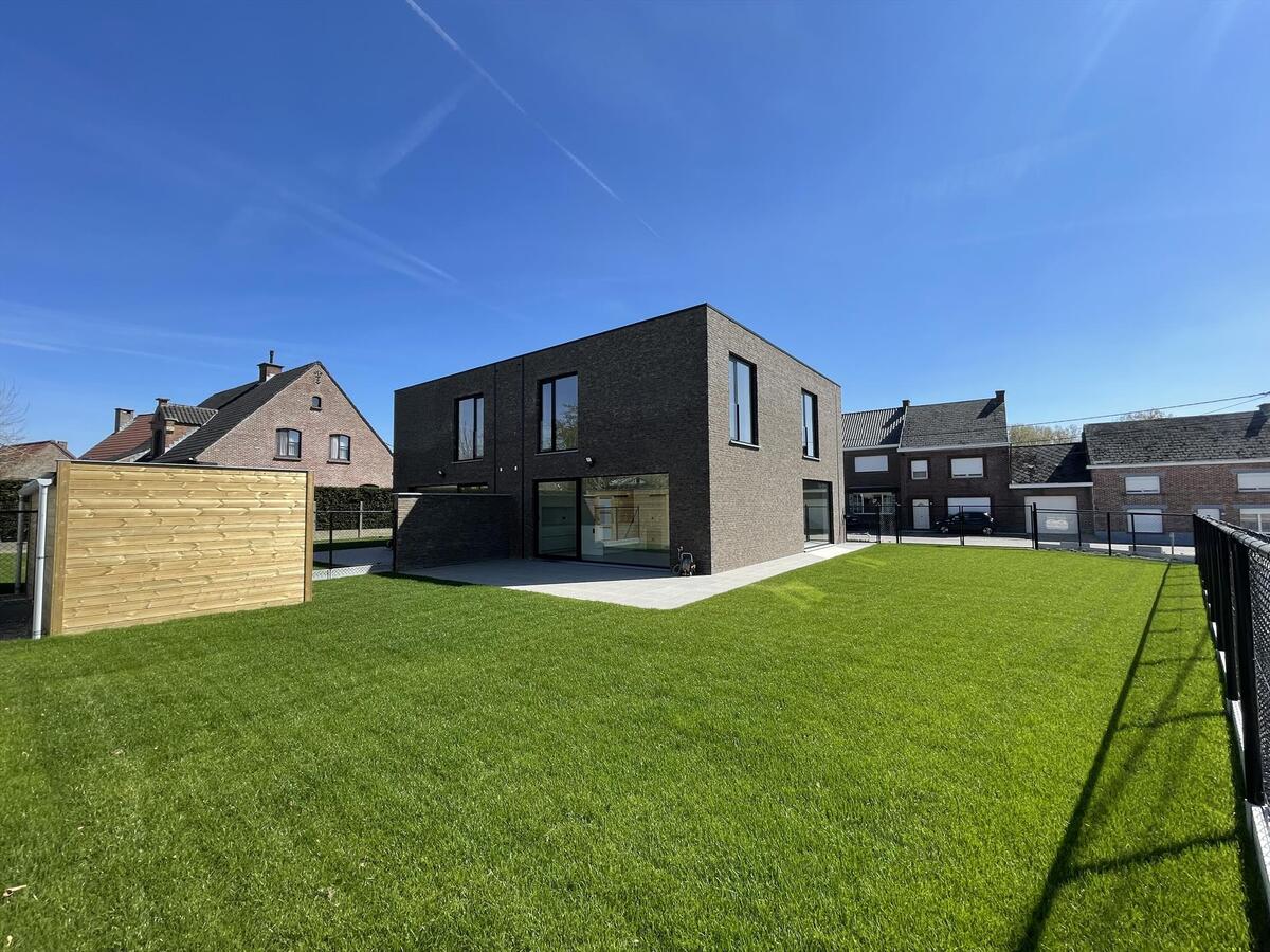 Halfopen bebouwing met exclusieve afwerkingsgraard 