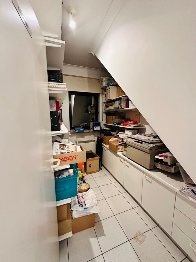 Ruim magazijn met kantoren met veel potentieel te Kuringen 