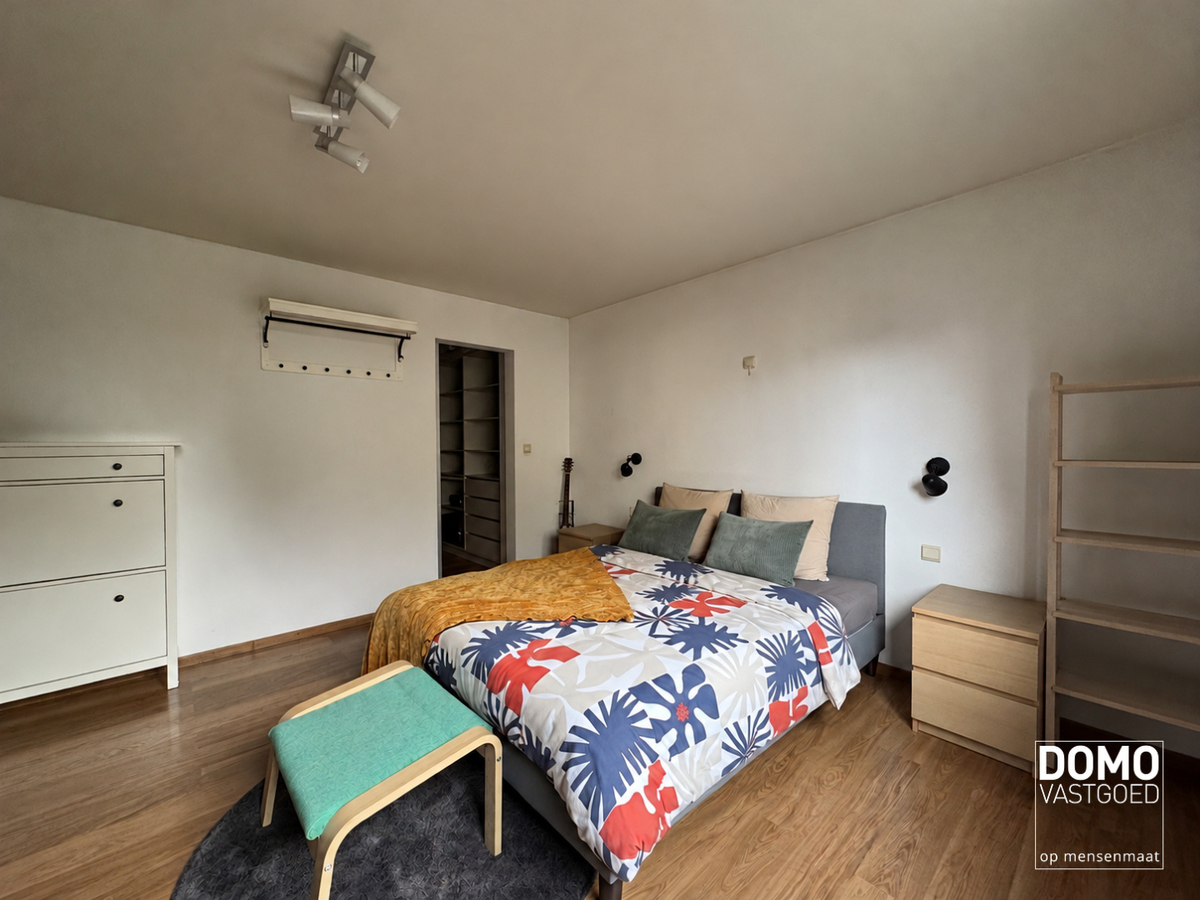 RUIM GELIJKVLOERS APPARTEMENT MET 2 SLAAPKAMERS, INLOOPDRESSING, PRIVATIEF TERRAS EN PARKEERPLAATS IN DIEPENBEEK 