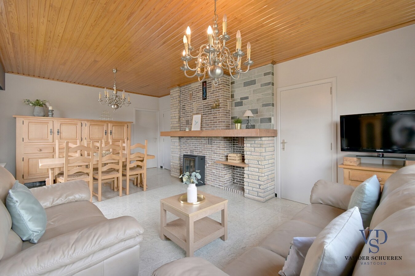 Gelijkvloerse woonst, in een residentiële wijk. 