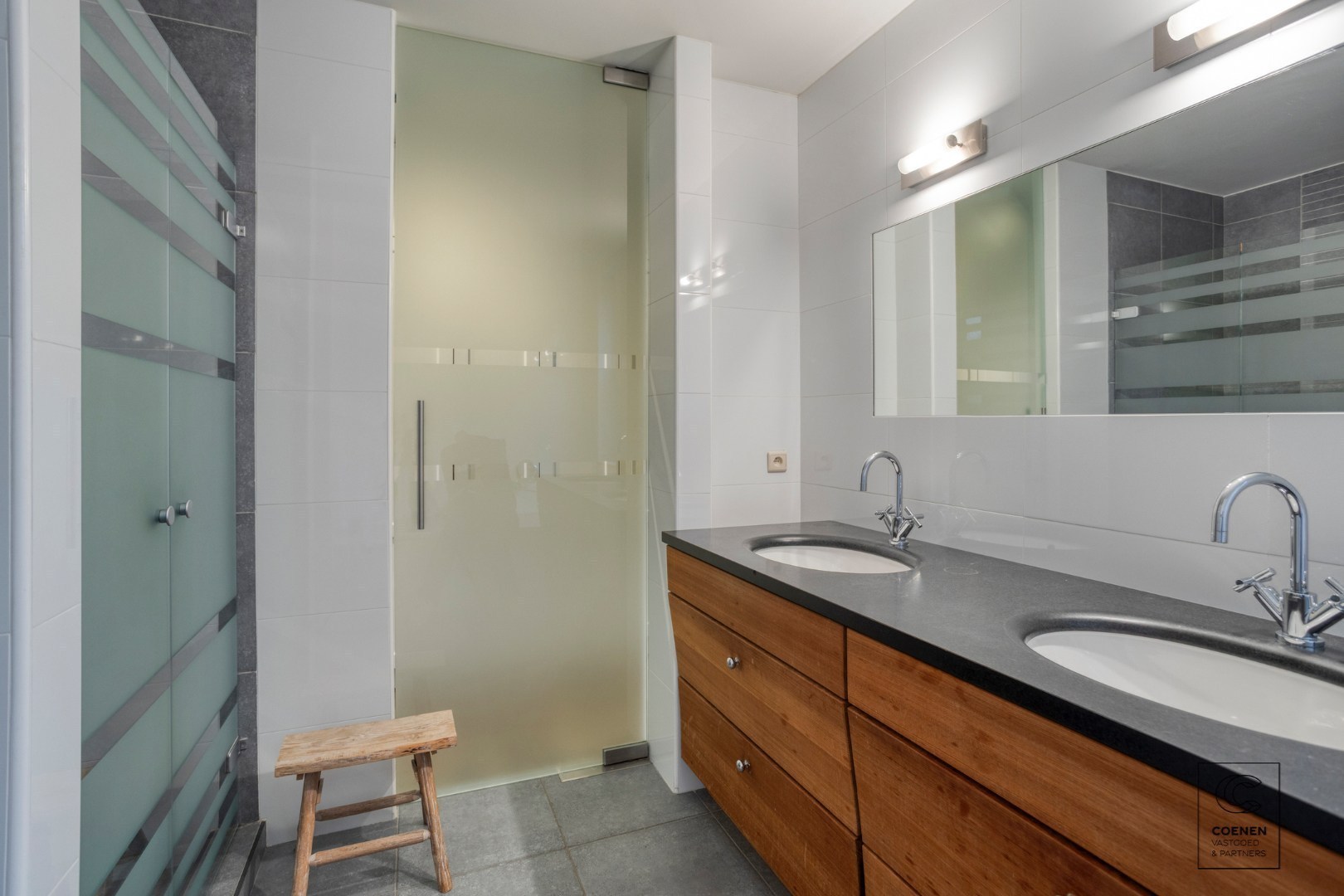 Prachtige woning met een bew. opp. van 302 m², 6 slpk, 3 bk en prachtige tuin met zwembad 