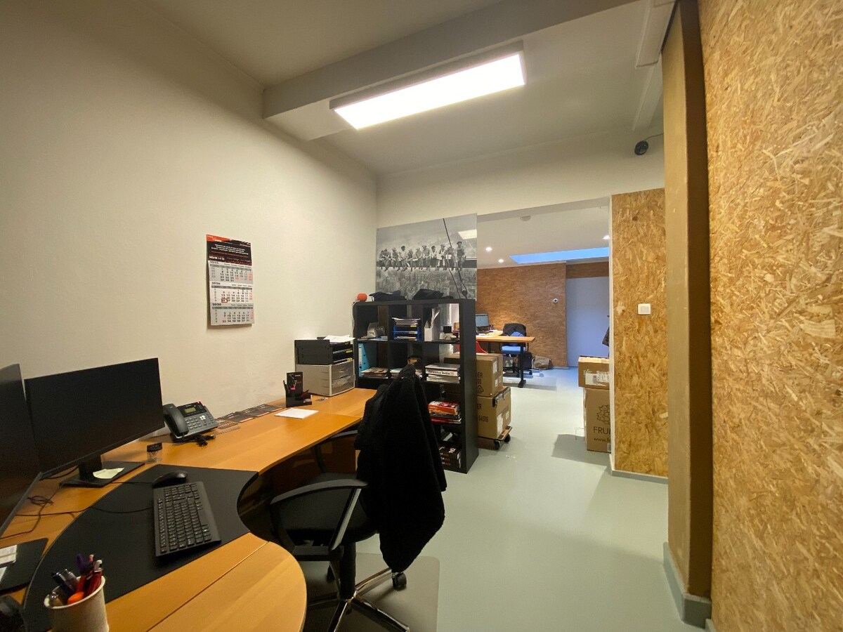 À Tournai : surface commerciale de ±136 m². Excellente visibilité ! 