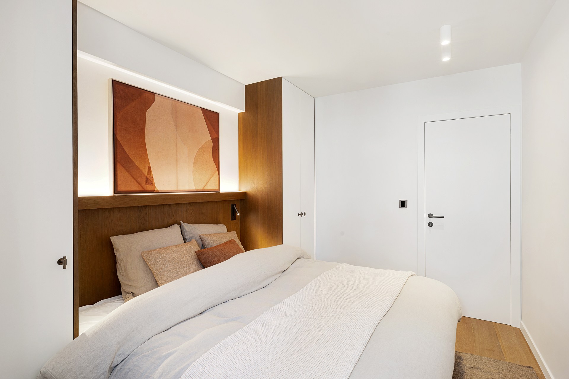 Appartement d'angle spacieux et luxueusement rénové avec des vues dégagées et une largeur de façade de plus de 16 mètres. 