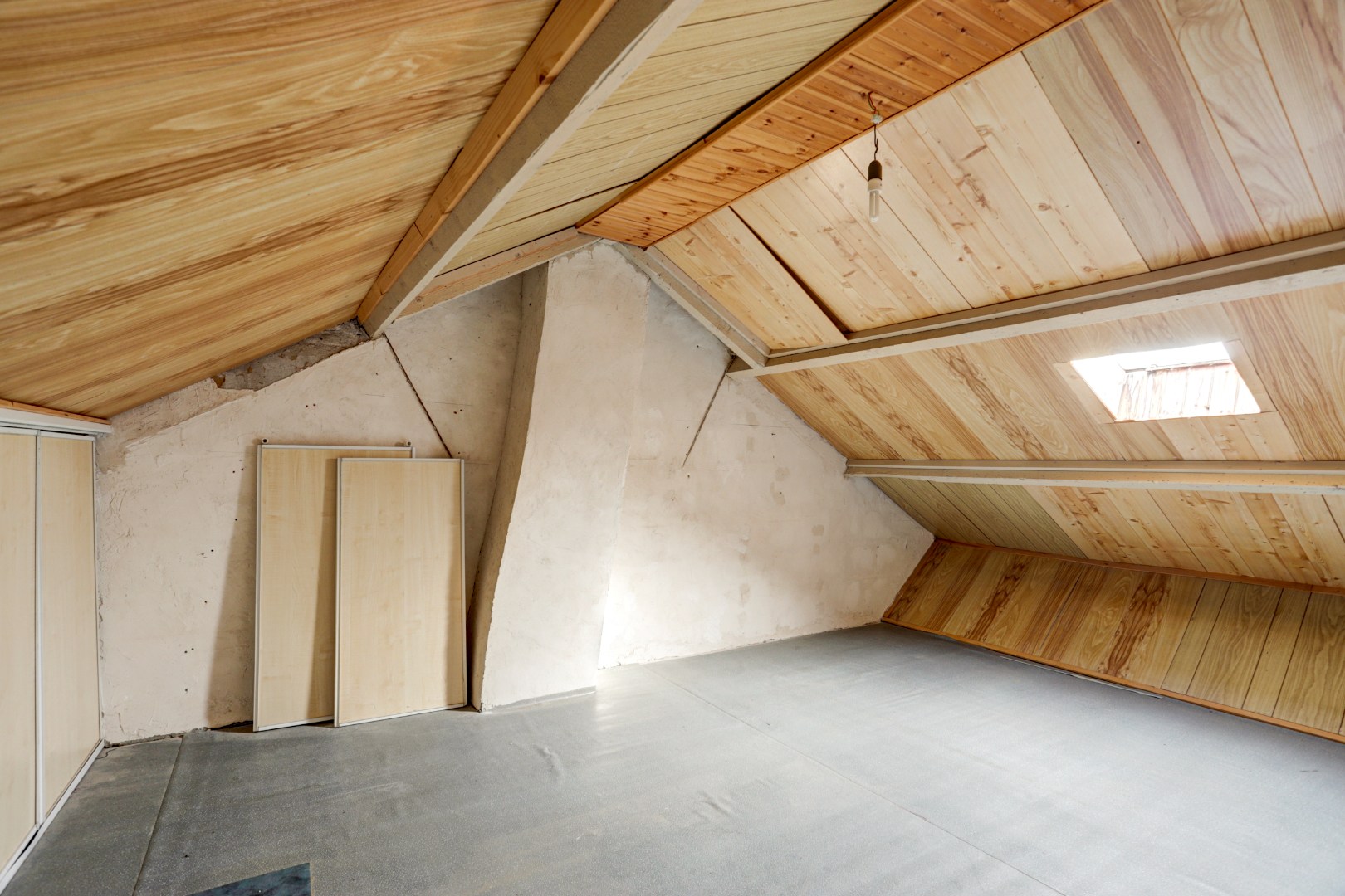 Op zoek naar een ruime 5-kamer woning op eigen grond waar u, uw wensen nog kunt uitvoeren ? 