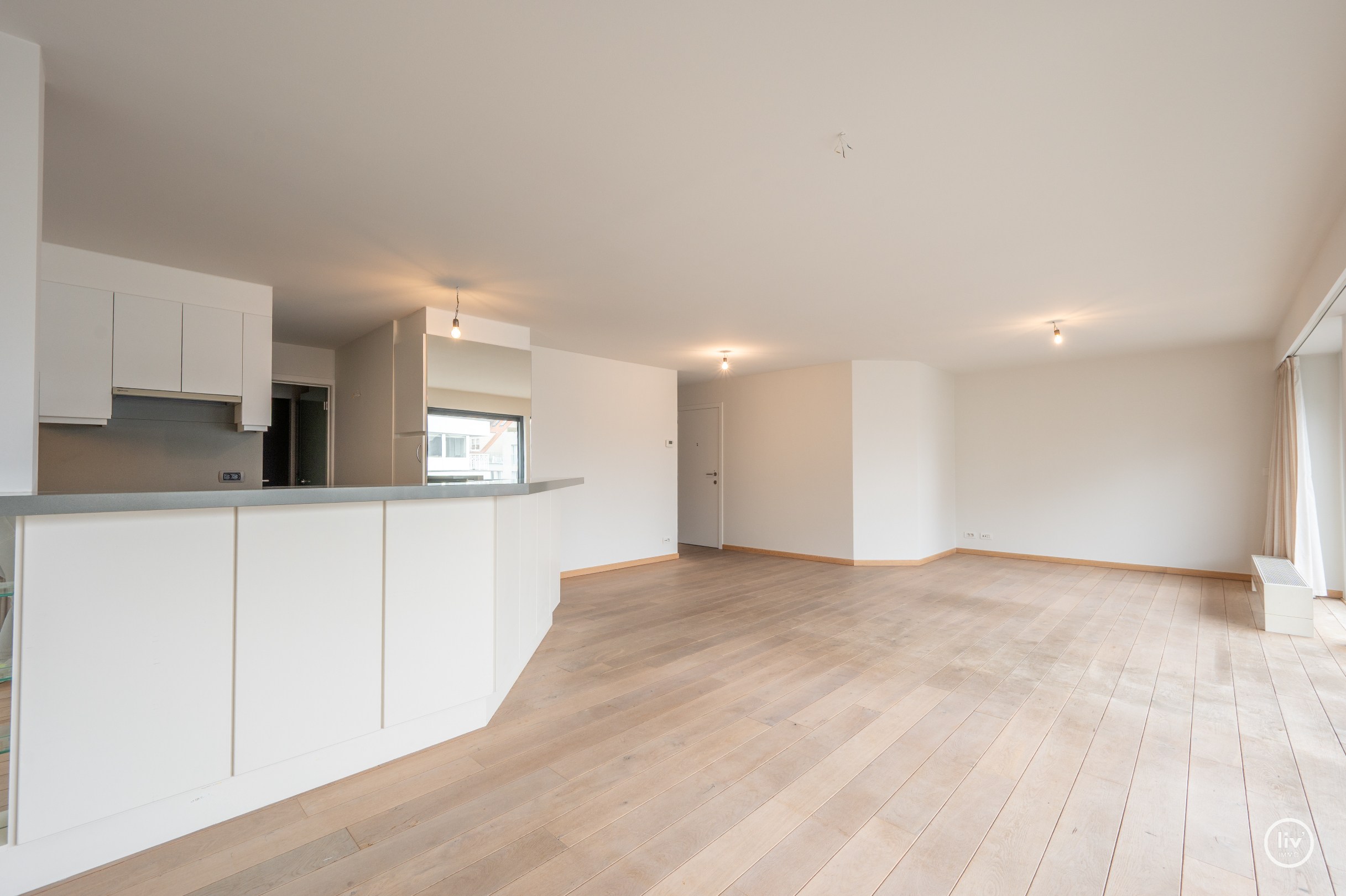 Dit charmante appartement onderscheidt zich door een uitzonderlijke gevelbreedte van maar liefst 9 meter en een ideale oriëntatie aan de zonnekant van de Lippenslaan. 