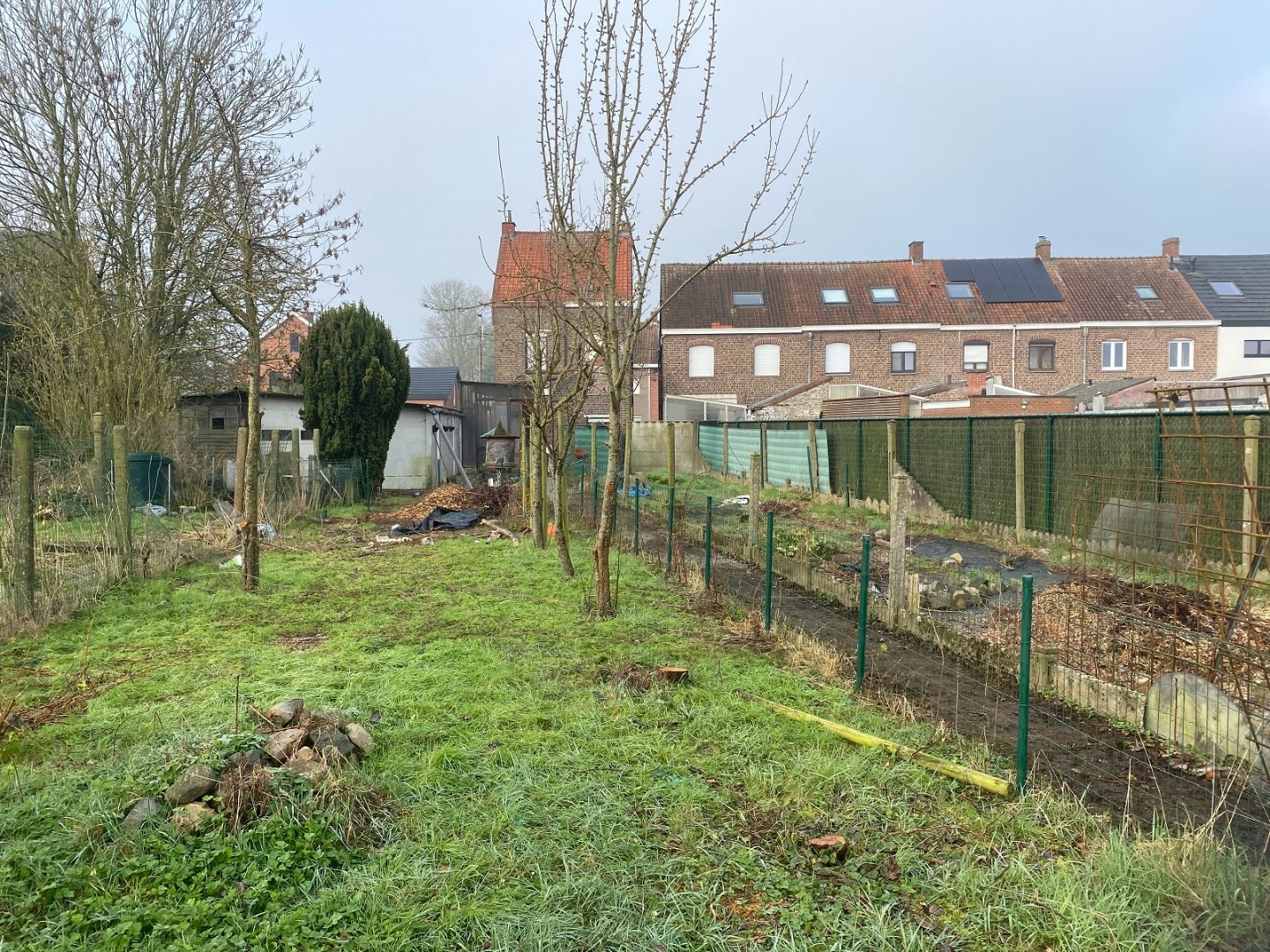 Te renoveren hoekwoning met grote tuin 