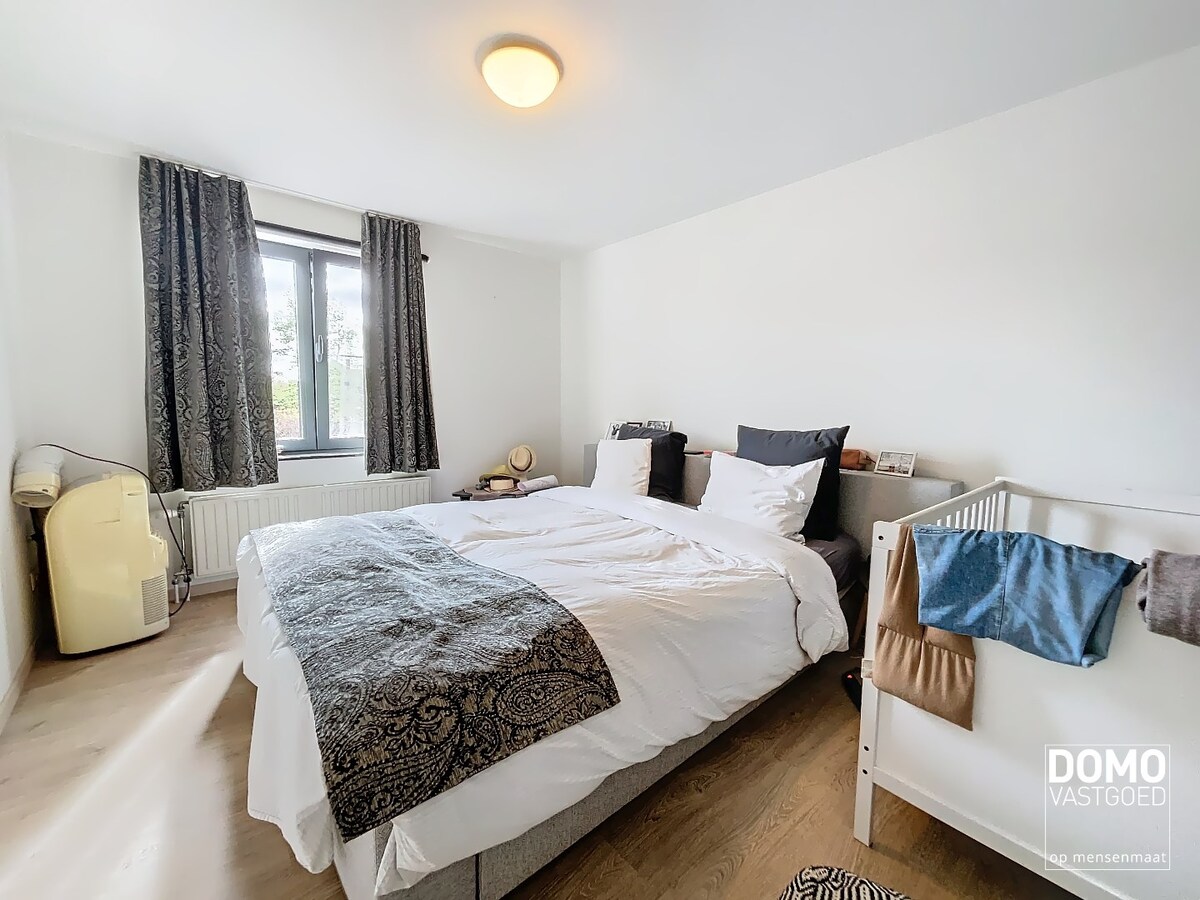 VOLLEDIG GERENOVEERDE HALOPEN BEBOUWING MET 3 SLAAPKAMERS IN HARTJE KERMT 