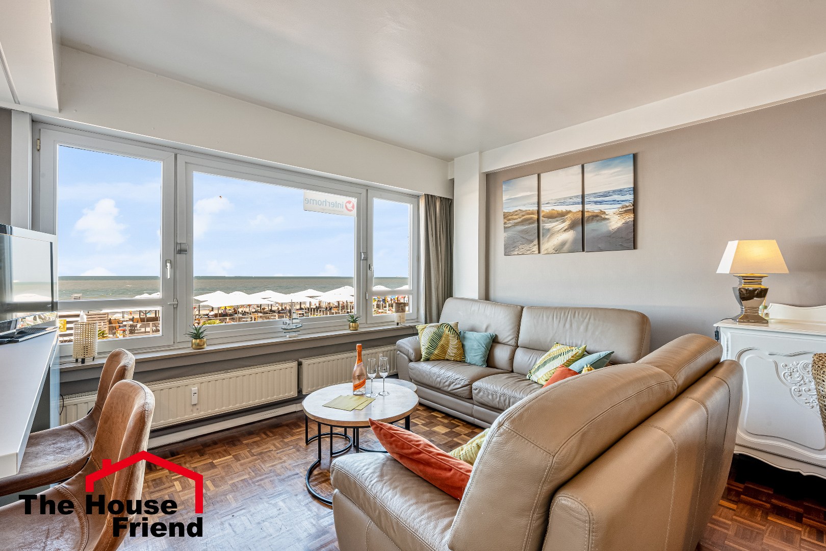 Ruim appartement met frontaal zeezicht op absolute toplocatie aan de Zeedijk in Blankenberge 