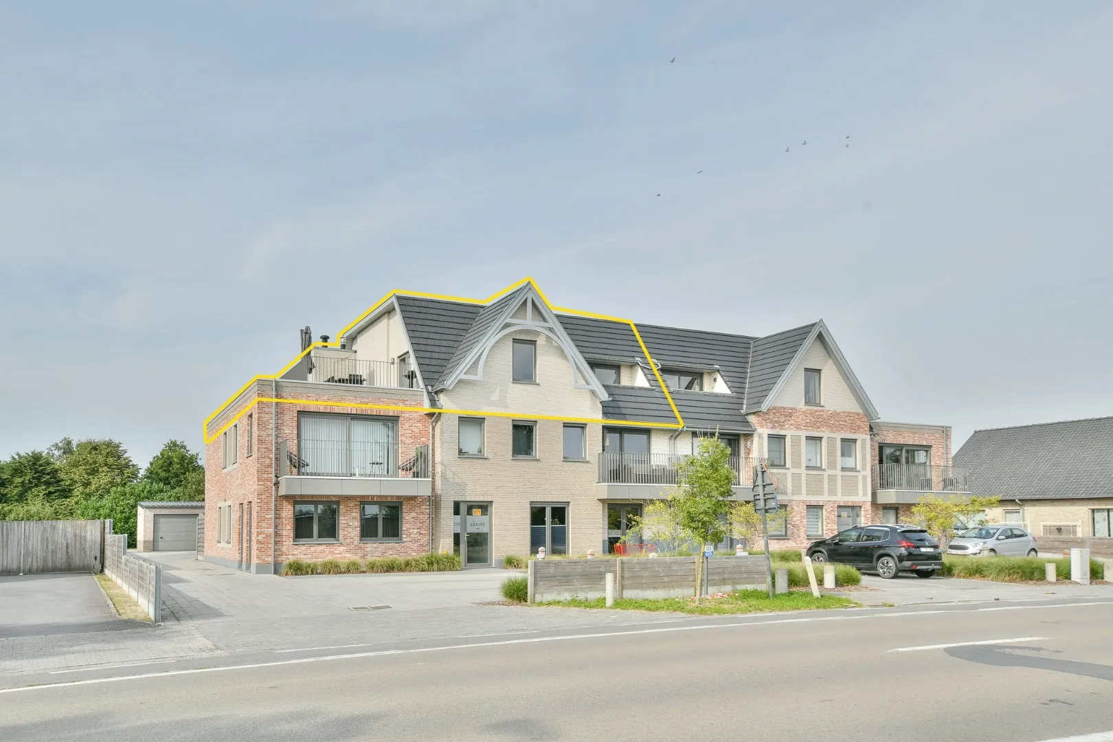 Modern en instapklaar appartement + carport met groot dakterras in groene omgeving