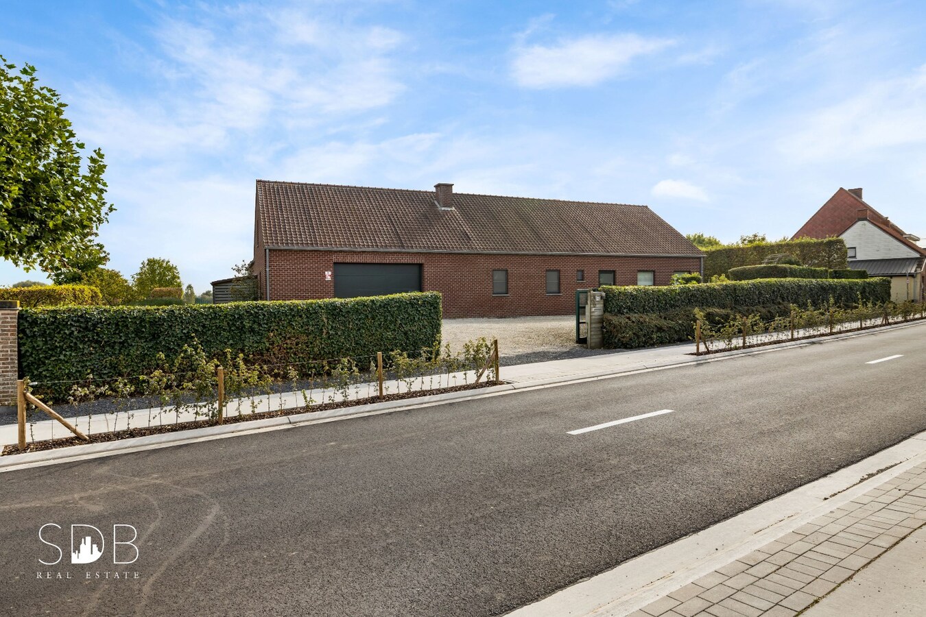 Hedendaagse gezinswoning met aanpalende graslanden en stallen op 5.030m² 