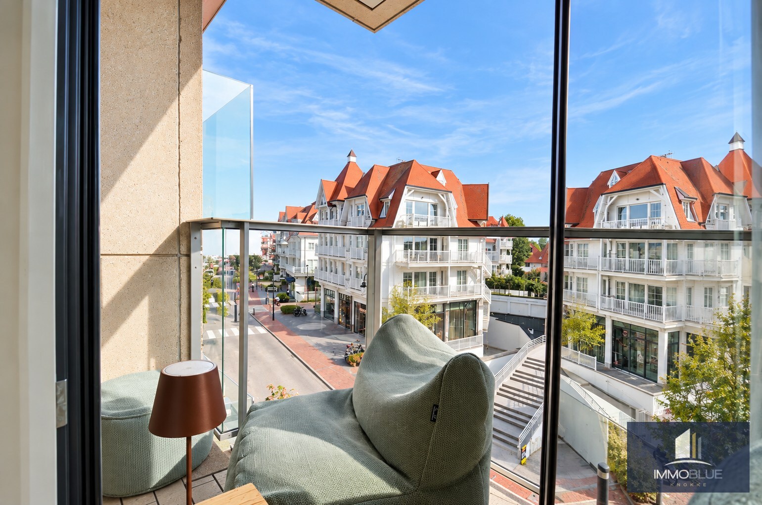 Zeer lichtrijk en instapklaar zuidgericht appartement met open zicht. 