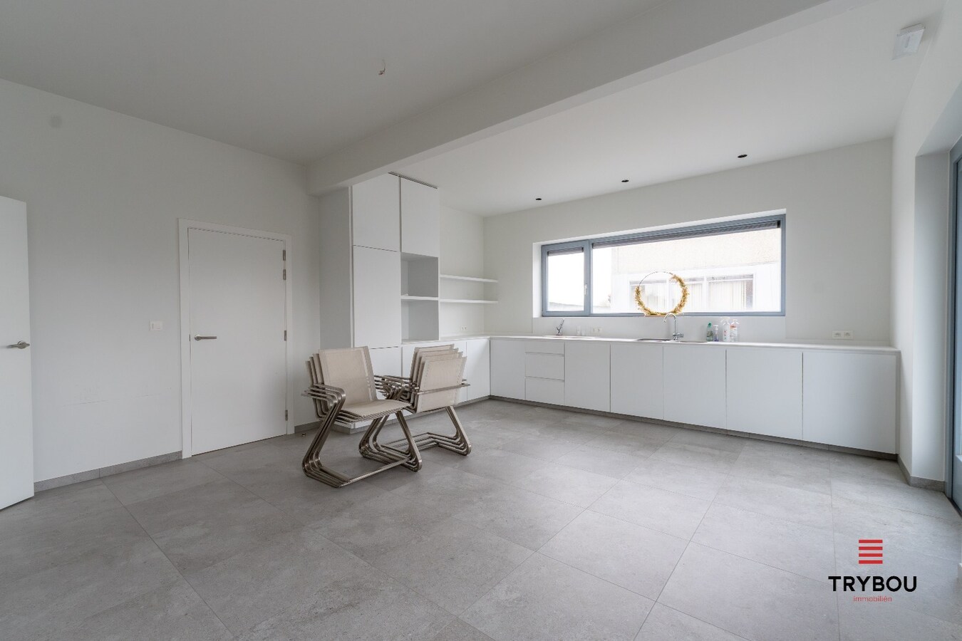 Groot kantoorgebouw op toplocatie te Ieper 