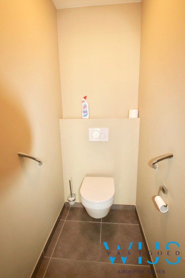Tijdloos GELIJKVLOERS appartement met 2 slaapkamers te Oosteeklo ! 