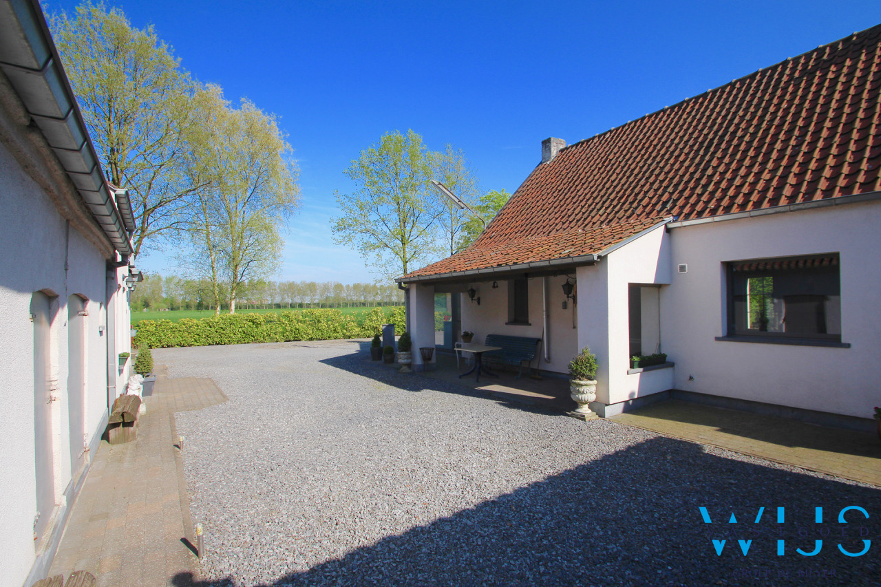 Fenomenaal gelegen Hoeve met bijgebouwen te Assenede ! 