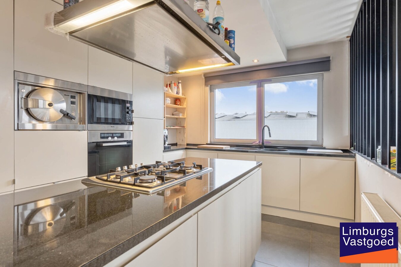 Industrieel gebouw, met woonst.1.696m², met kantoren 120m² + appartement 120m², Genk-Zuid 