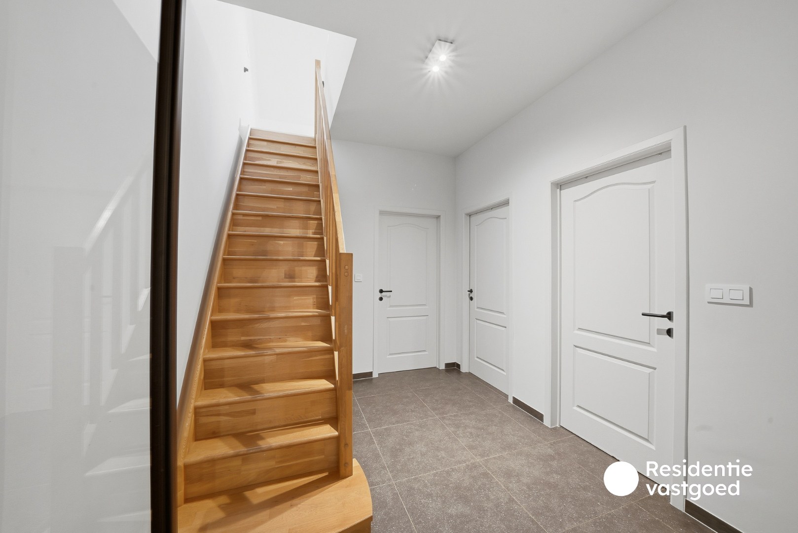 Instapklare woning met dubbele garage, 3 kamers en zongerichte buitenruimtes 