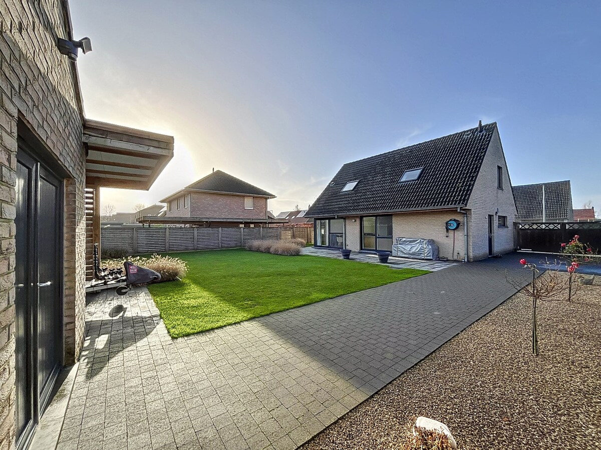 Prachtige instapklare woning met vier slaapkamers in een aangename wijk te Roeselare (Beitem). 