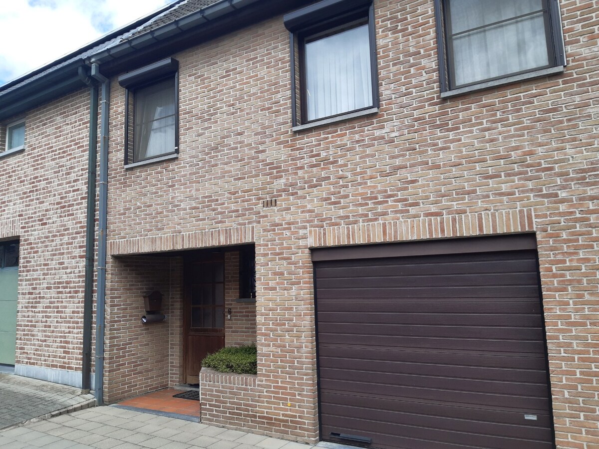 Goed gelegen woning met terras en tuintje. 
