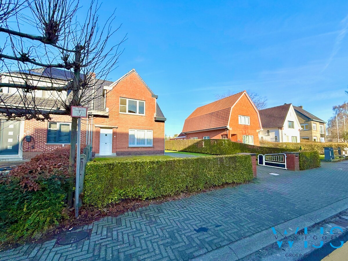 Halfopen bebouwing met vernieuwd dak en topligging in hartje Evergem ! 