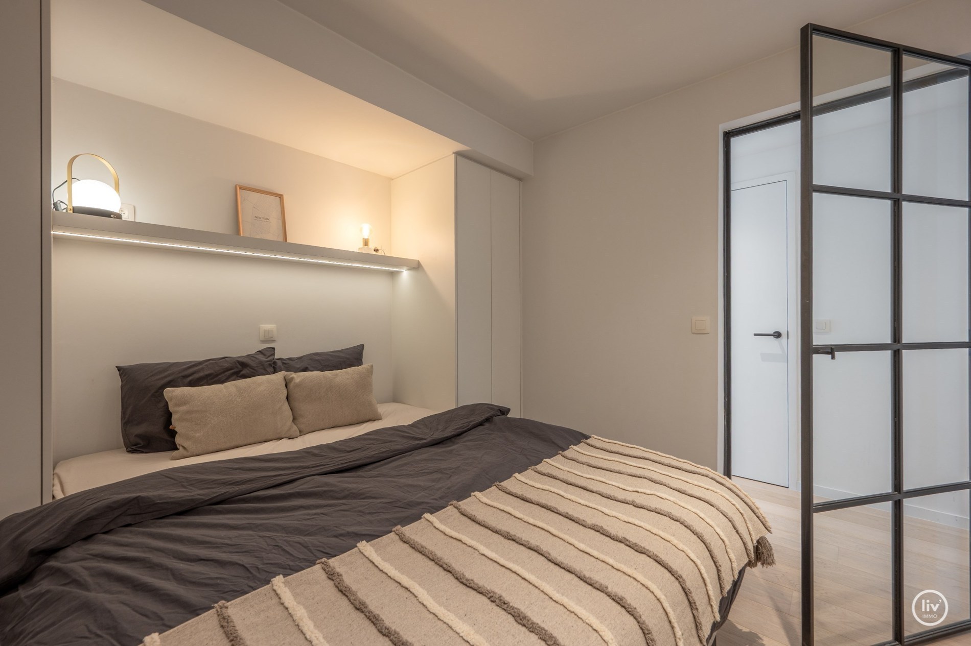 Prachtig gerenoveerd 2 slaapkamerappartement op een topligging in een zijstraat van de Kustlaan te Knokke. 