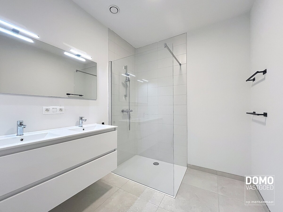 NIEUWBOUW 2 SLAAPKAMER APPARTEMENT MET TERRAS, AUTOSTANDPLAATS EN KELDERBERGING TE KERMT 