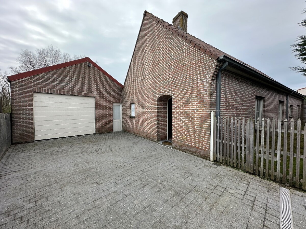 Rustig gelegen alleenstaande woning met ruime loods te Ichtegem 
