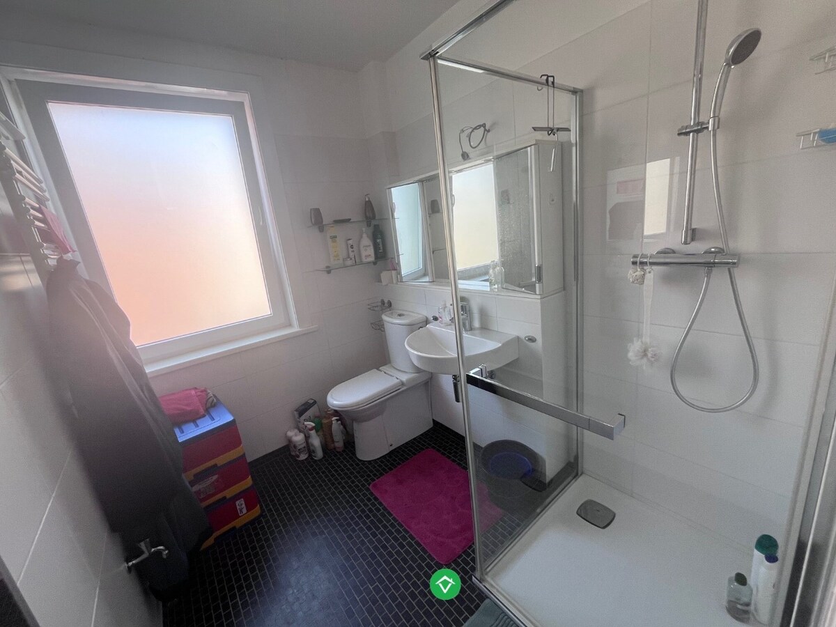 Comfortabel, op te knappen woonhuis met zonnige tuin, welgelegen in rustige buurt. 