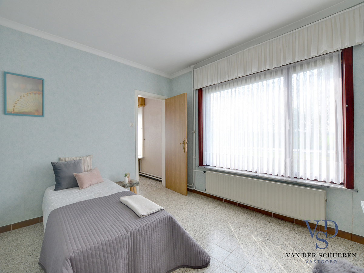 Op te frissen bungalow in doodlopende straat. 