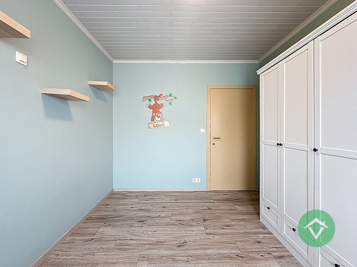 Statige bungalow op 1.811m² met landelijk zicht, drie slaapkamers en twee garages te Ichtegem 