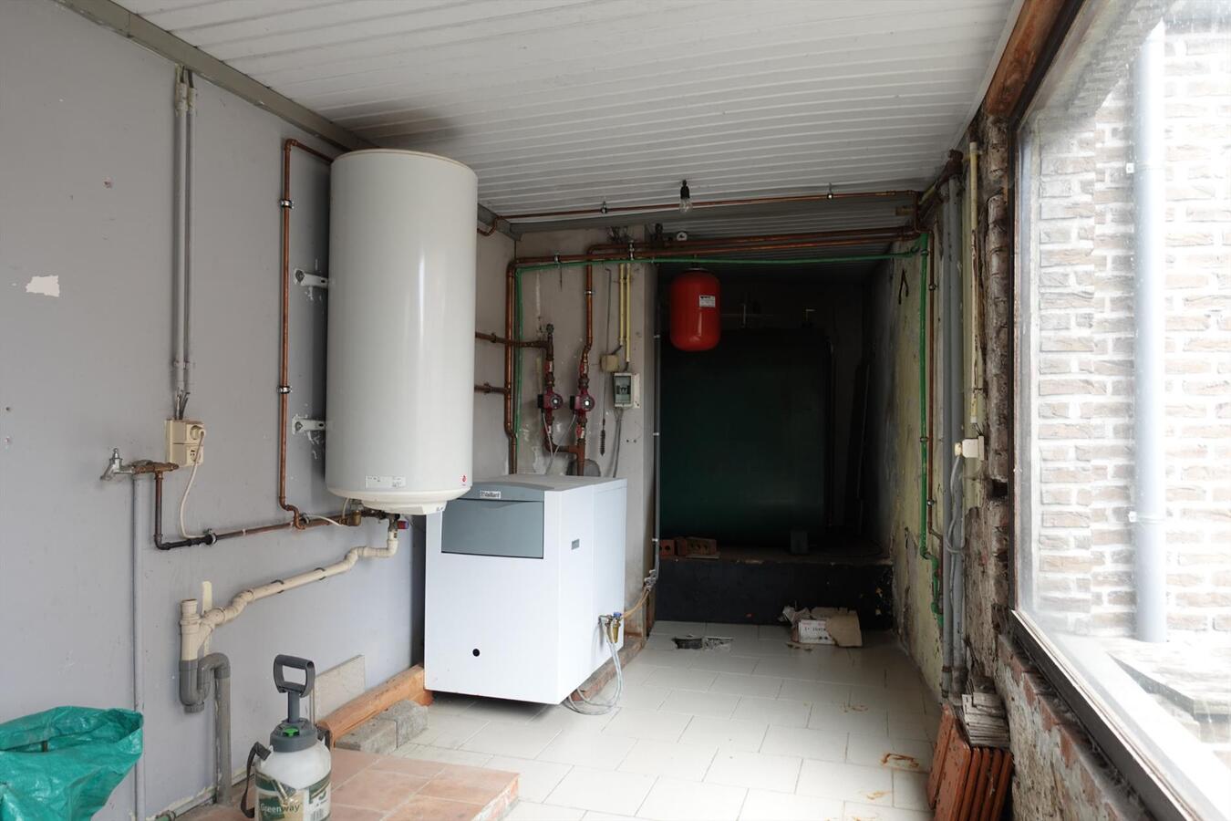 Ruime, op te knappen woning in centrum Zerkegem 