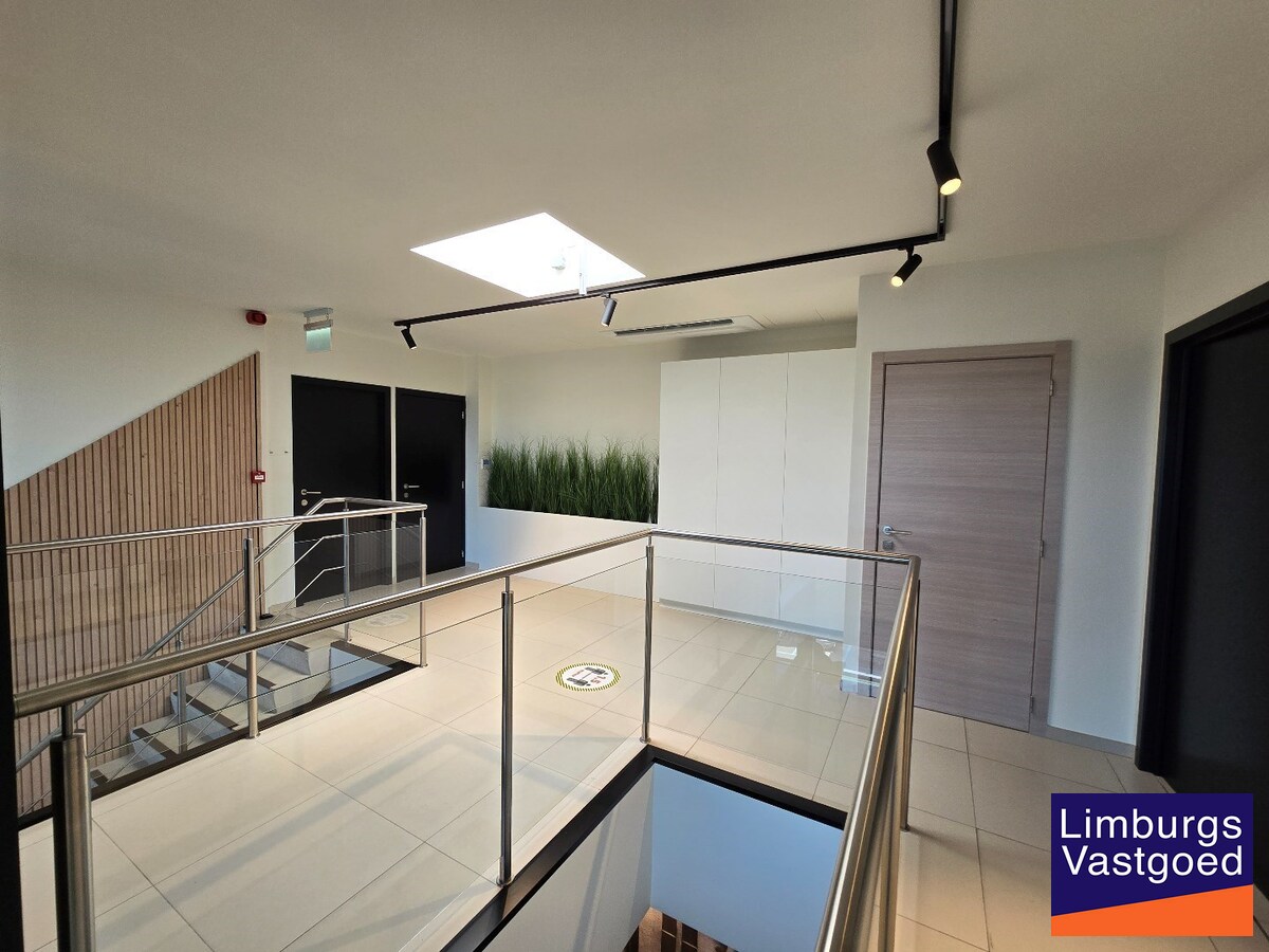 Terbeschikkingstelling van infrastructuur in vernieuwde kantoren met parking, v.a. 21 m², Genk-Noord 