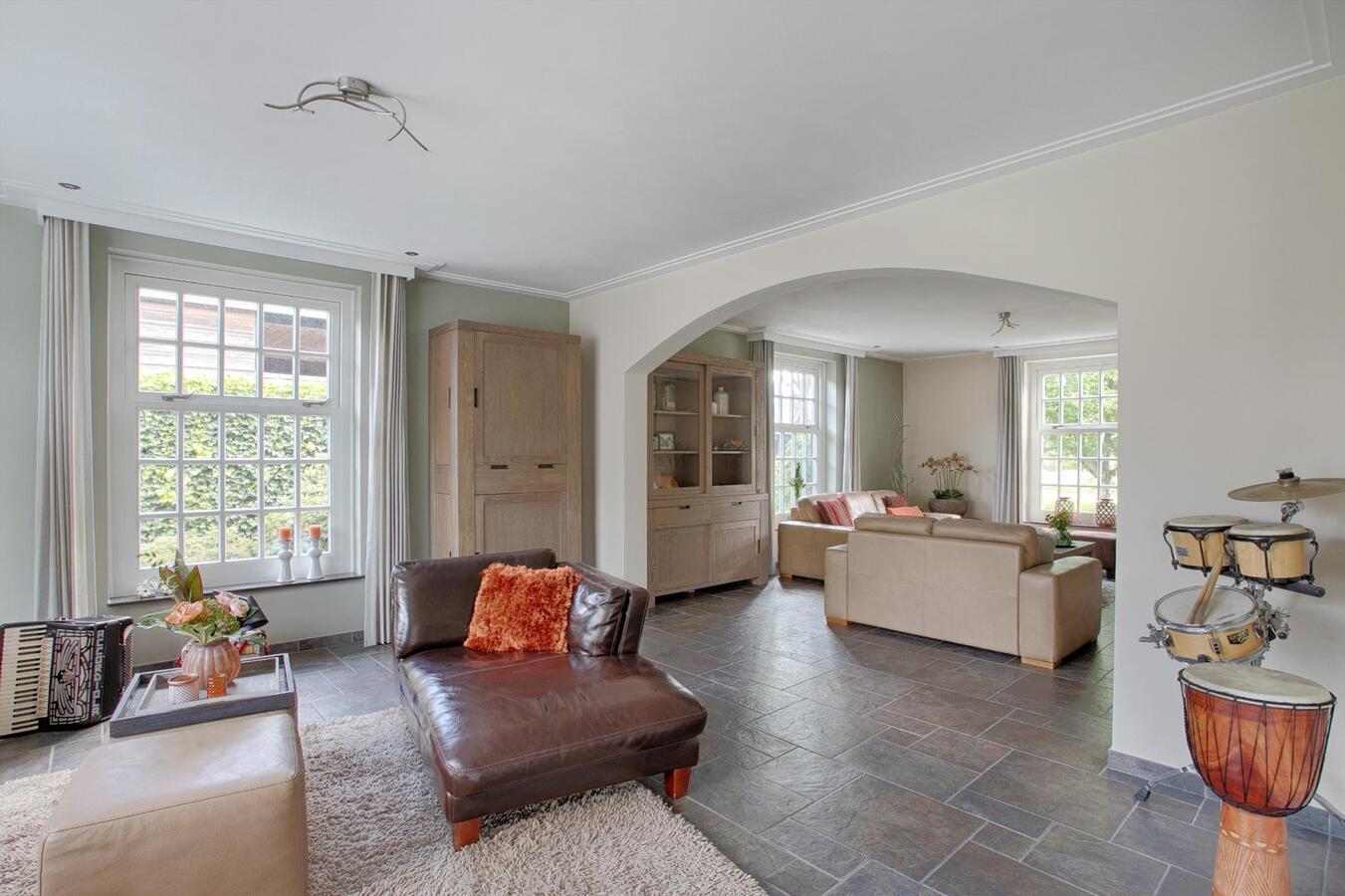 Luxe afgewerkt landhuis met gastenverblijf op een mooie locatie nabij het centrum van Hulsel gelegen op een perceel van 1264 M². 