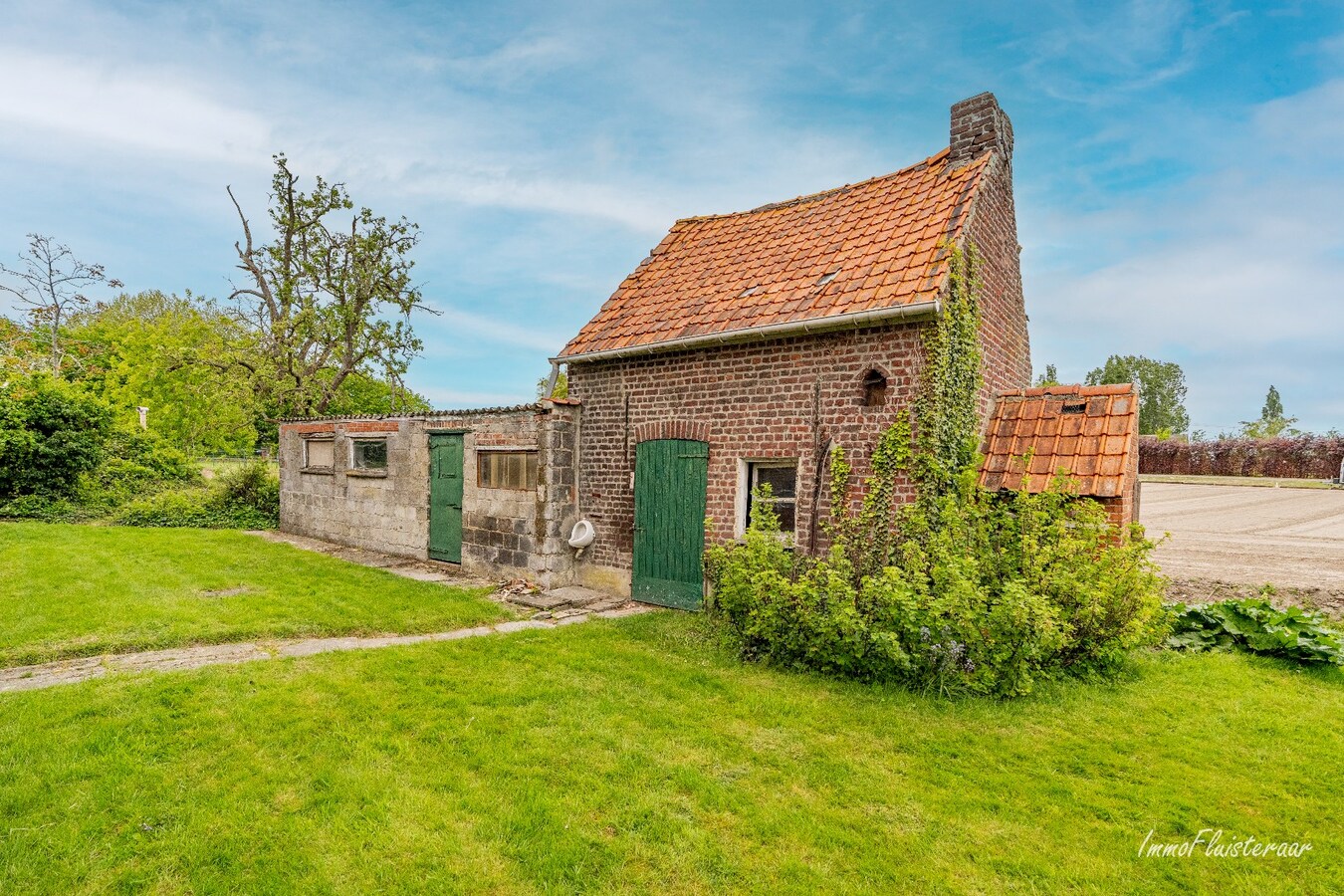 Te renoveren woning met bijgebouw en weiland op ca. 4813 m² 
