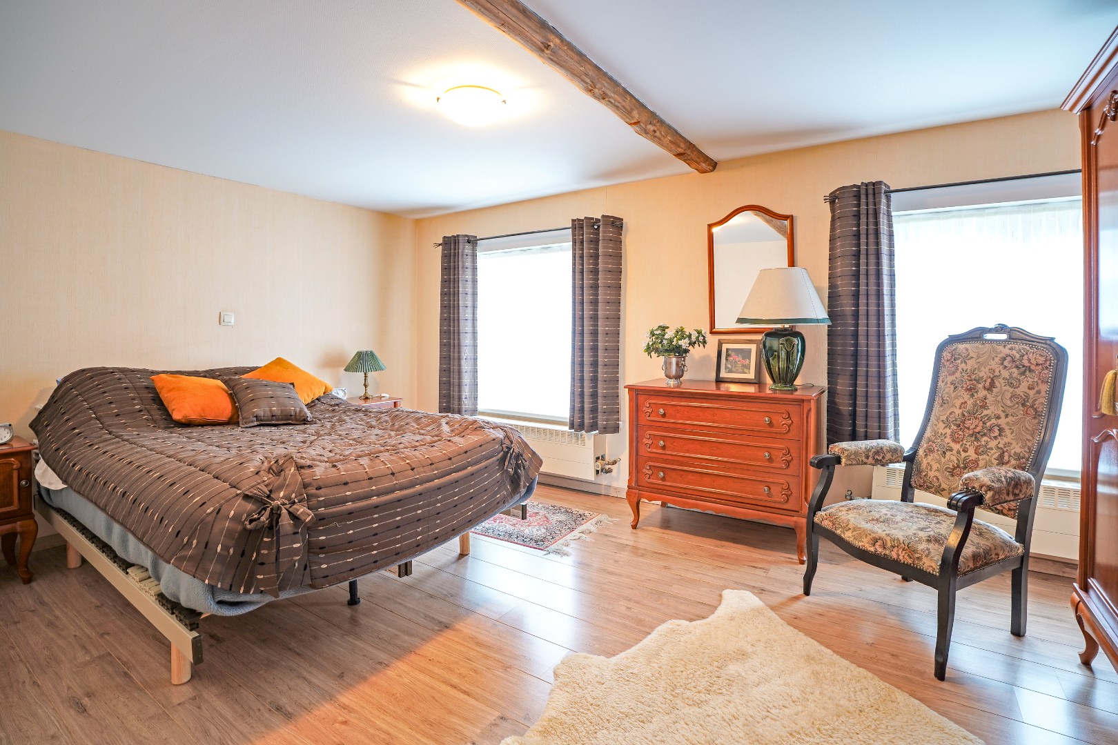 Ruime woning met zongerichte tuin op 554m². 