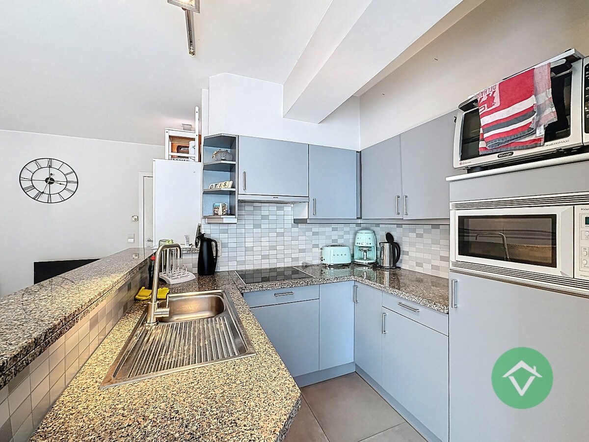 Volledig gerenoveerd handelspand met woonst en garage te Koekelare 