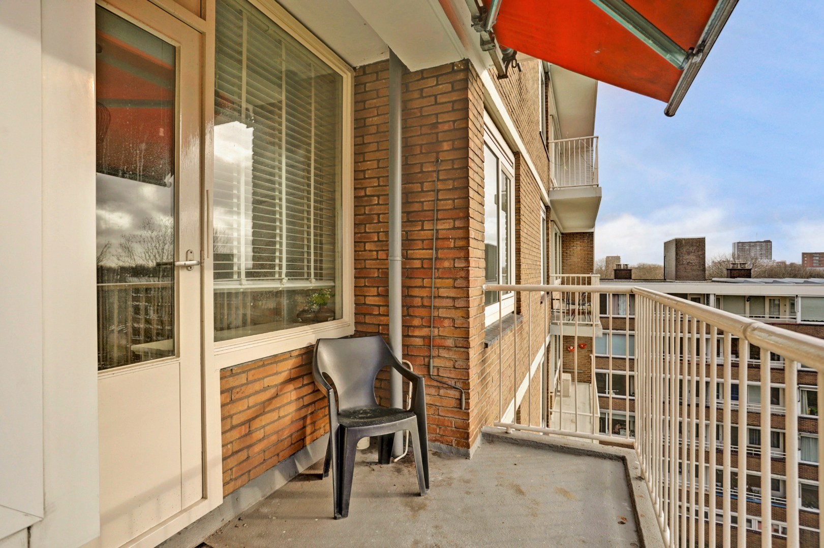 4-kamer appartement op de 6e verdieping met keurige keuken en badkamer, 2 balkons, berging in de onderbouw en gelegen op eigen grond! 