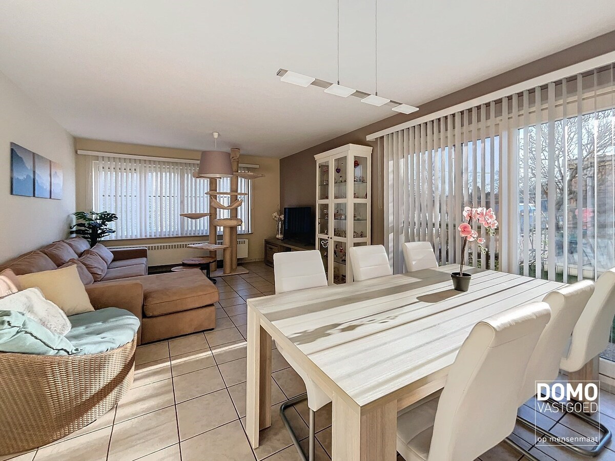 GEZELLIG, GERENOVEERD TWEE SLAAPKAMERAPPARTEMENT MET TUIN EN GARAGE TE HASSELT 